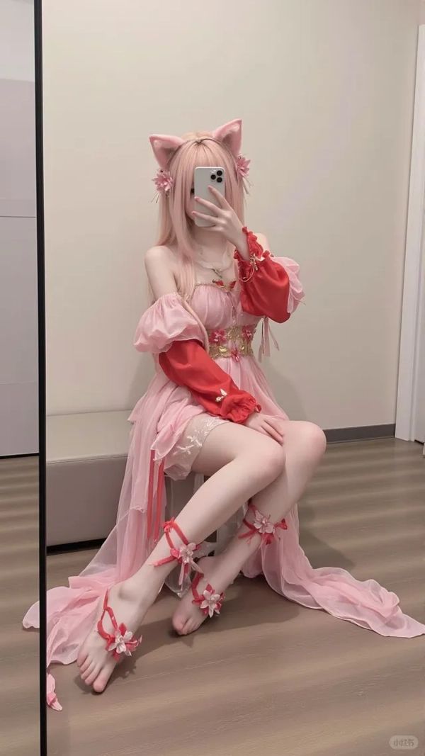 ảnh cosplay anime nữ đẹp chụp hình trước gương