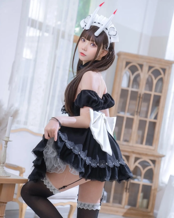 ảnh cosplay hầu gái tạo dáng đẹp