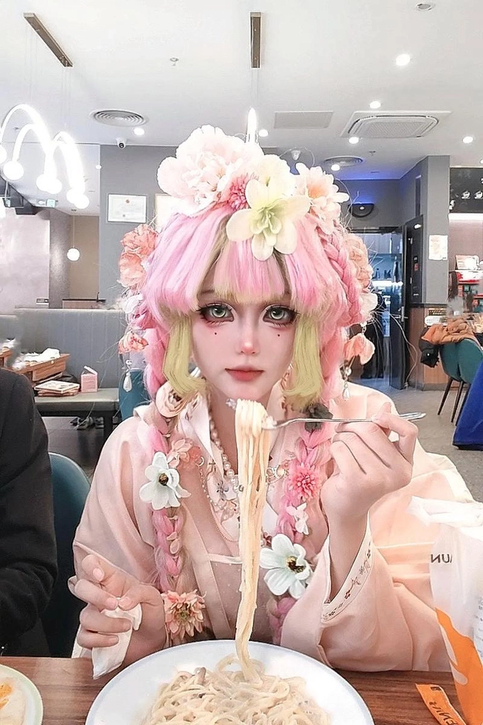 ảnh cosplay mitsuri ăn mì