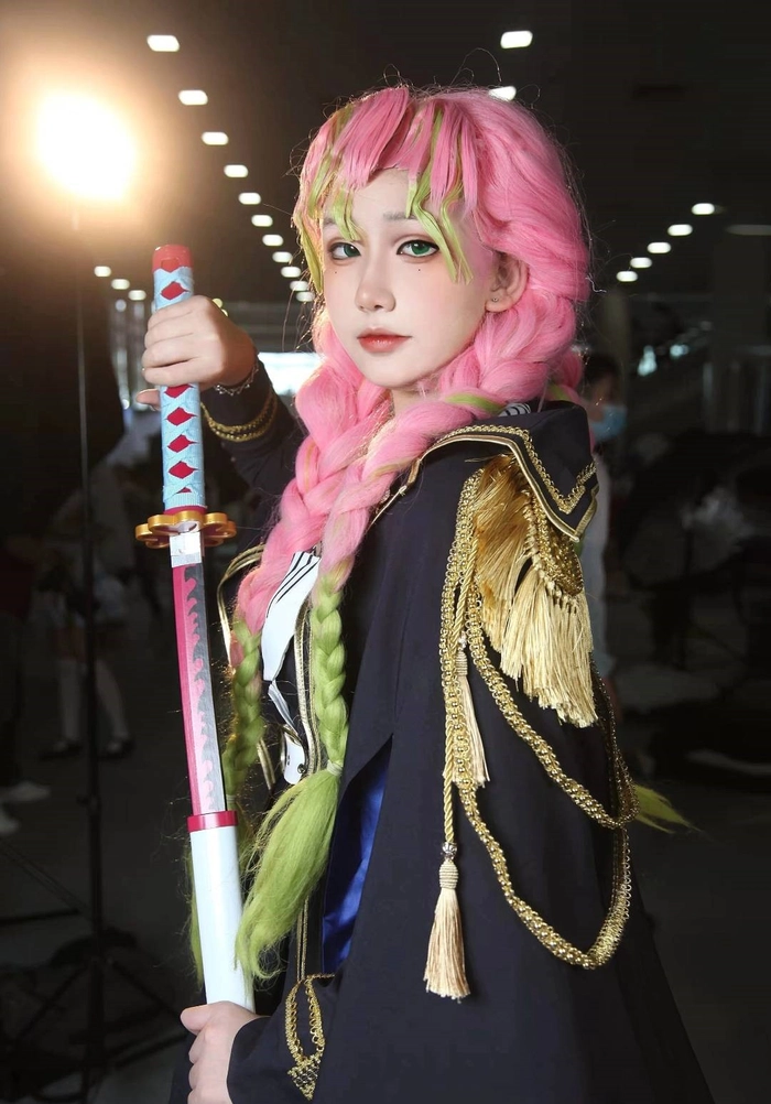 ảnh cosplay mitsuri cầm kiếm