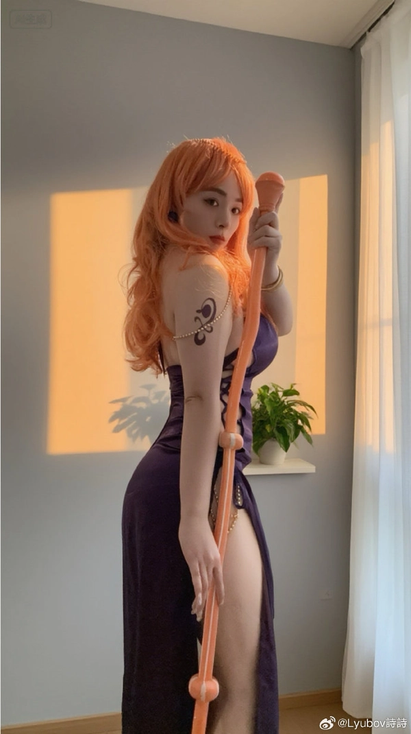 ảnh cosplay nami cầm quyền trượng