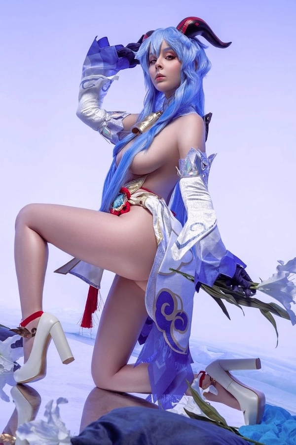 ảnh gái cosplay ganyu hở vú