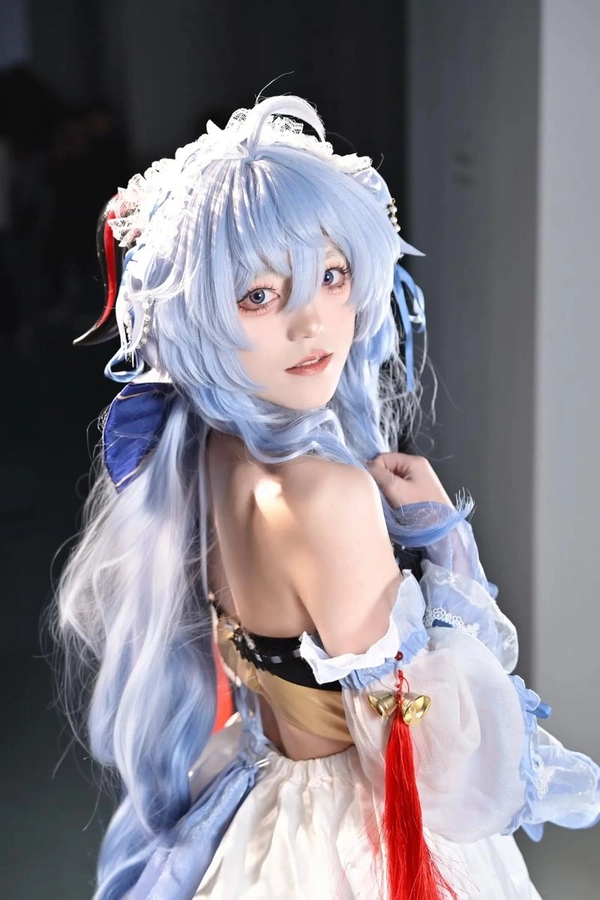 ảnh gái cosplay ganyu lạnh lùng