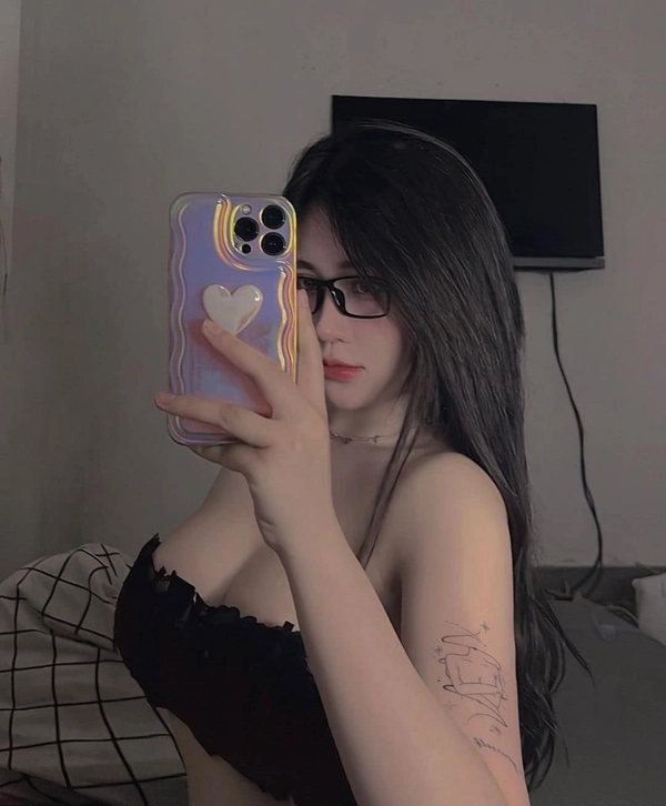 ảnh gái xinh ngực to​ đeo kính