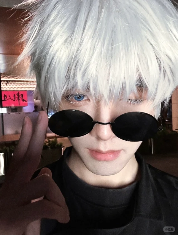 ảnh gojo cosplay đeo kính