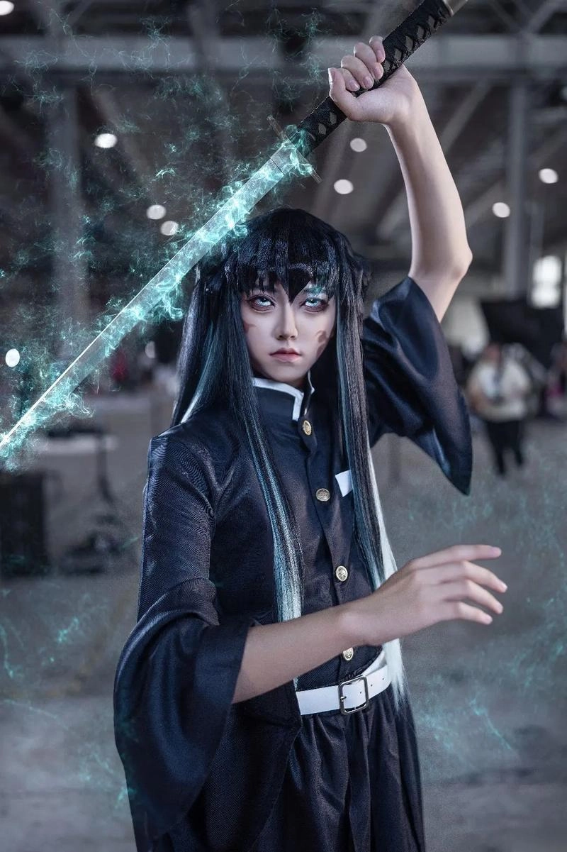 ảnh muichiro cosplay tung chiêu