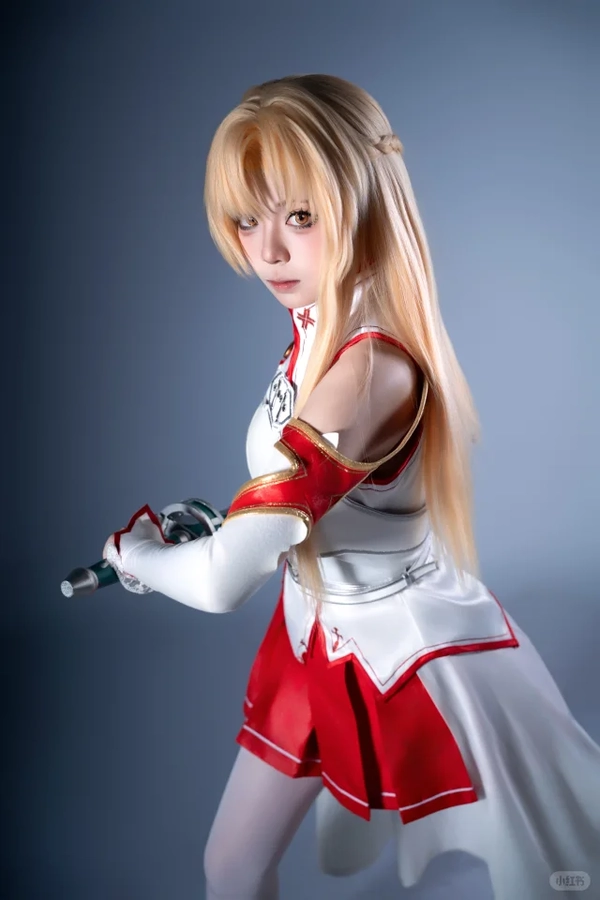 ảnh yuuki asuna cosplay cầm kiếm