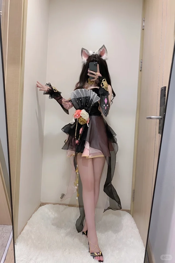 cosplay anime nữ​ giấu mặt