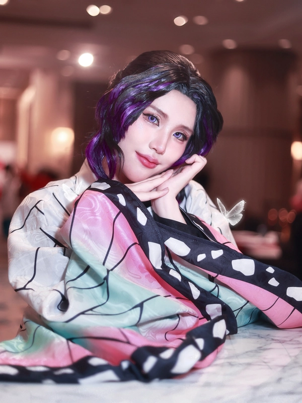gái tây cosplay Shinobu Kouchou