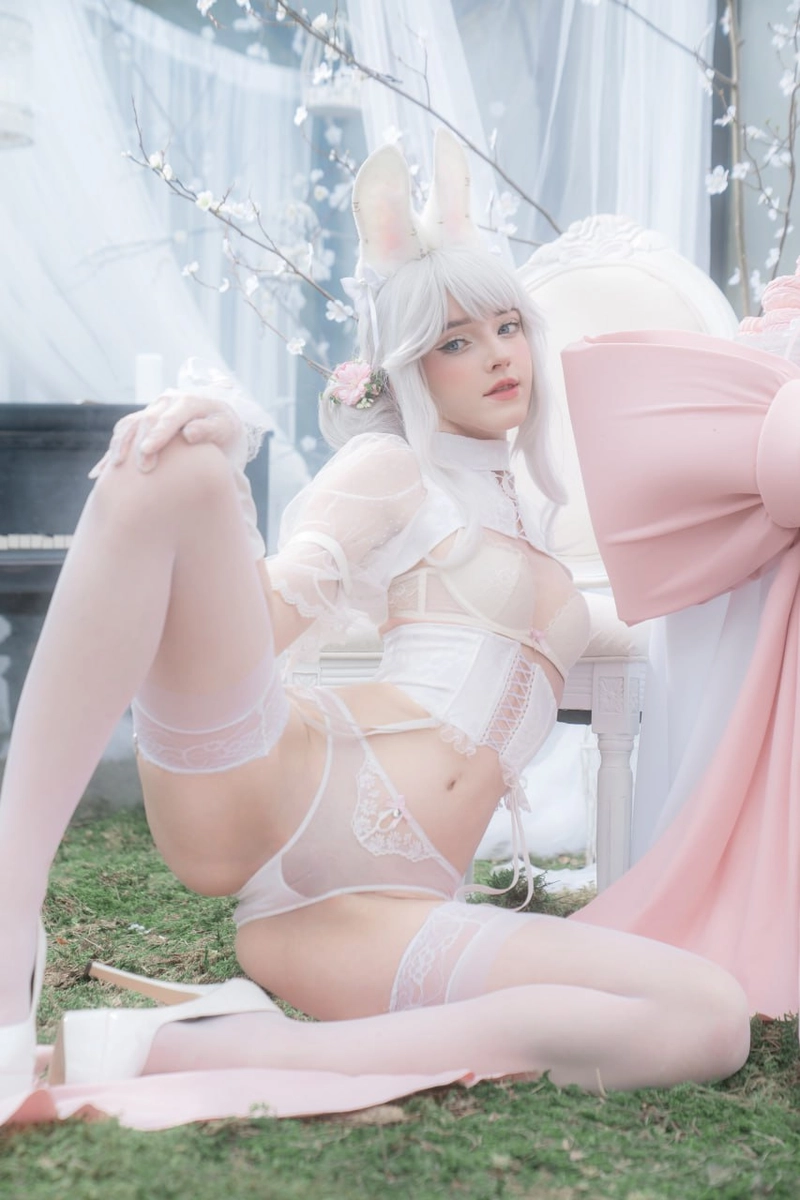 gái xinh cosplay thỏ trắng