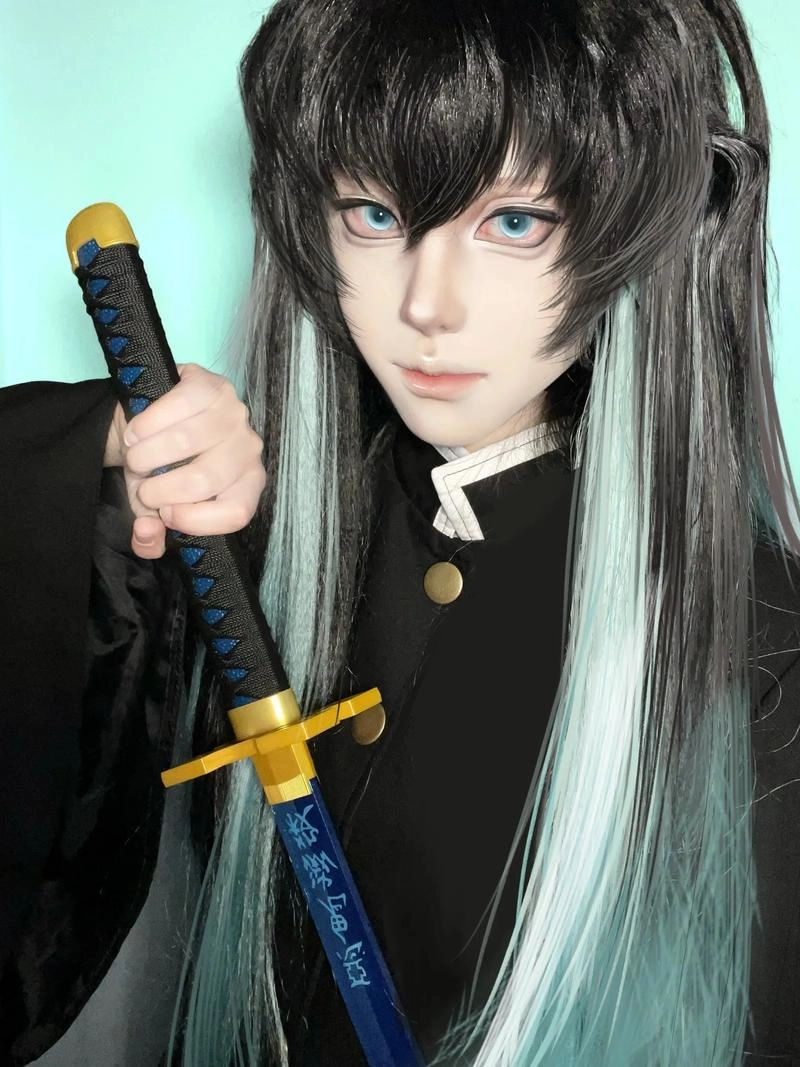 muichiro cosplay cầm kiếm ngầu