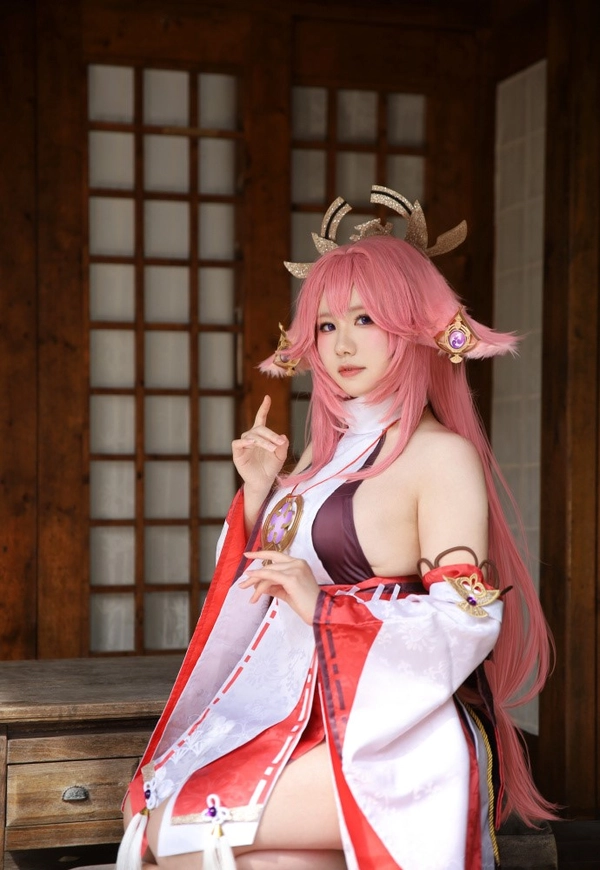 nữ cosplay yae miko​