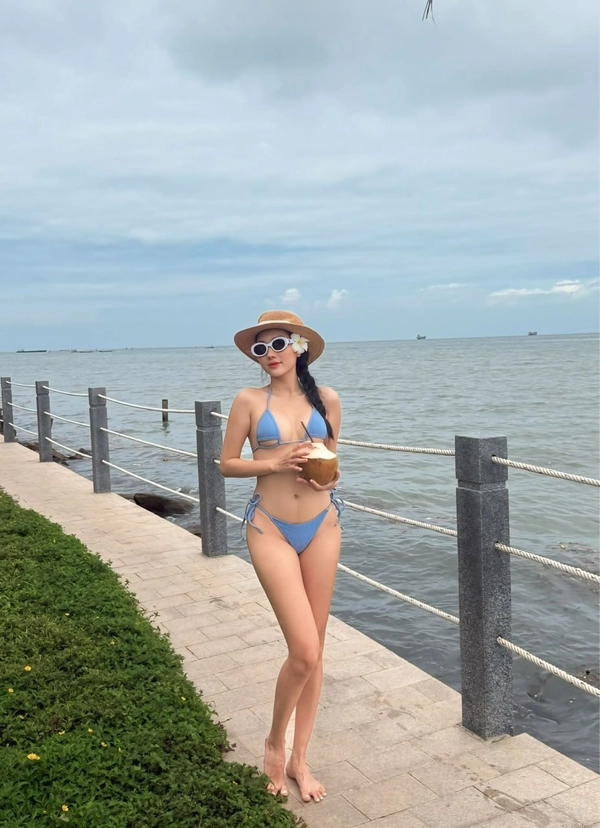 gái xinh khoe bikini