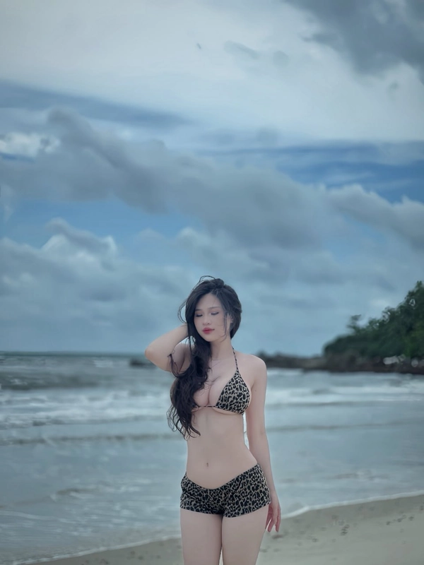 gái xinh vú bự mặc bikini