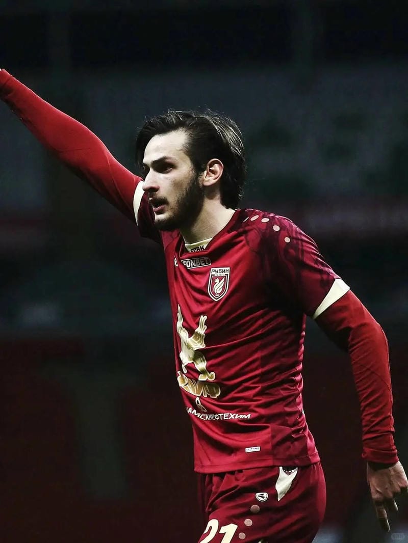 99+ Ảnh Khvicha Kvaratskhelia đẹp xuất sắc: từ trận đấu đến khoảnh khắc đời thường