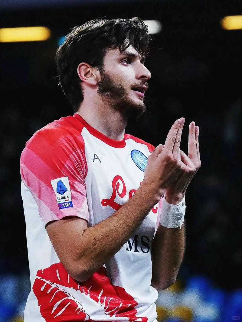 anh-khvicha-kvaratskhelia (32)