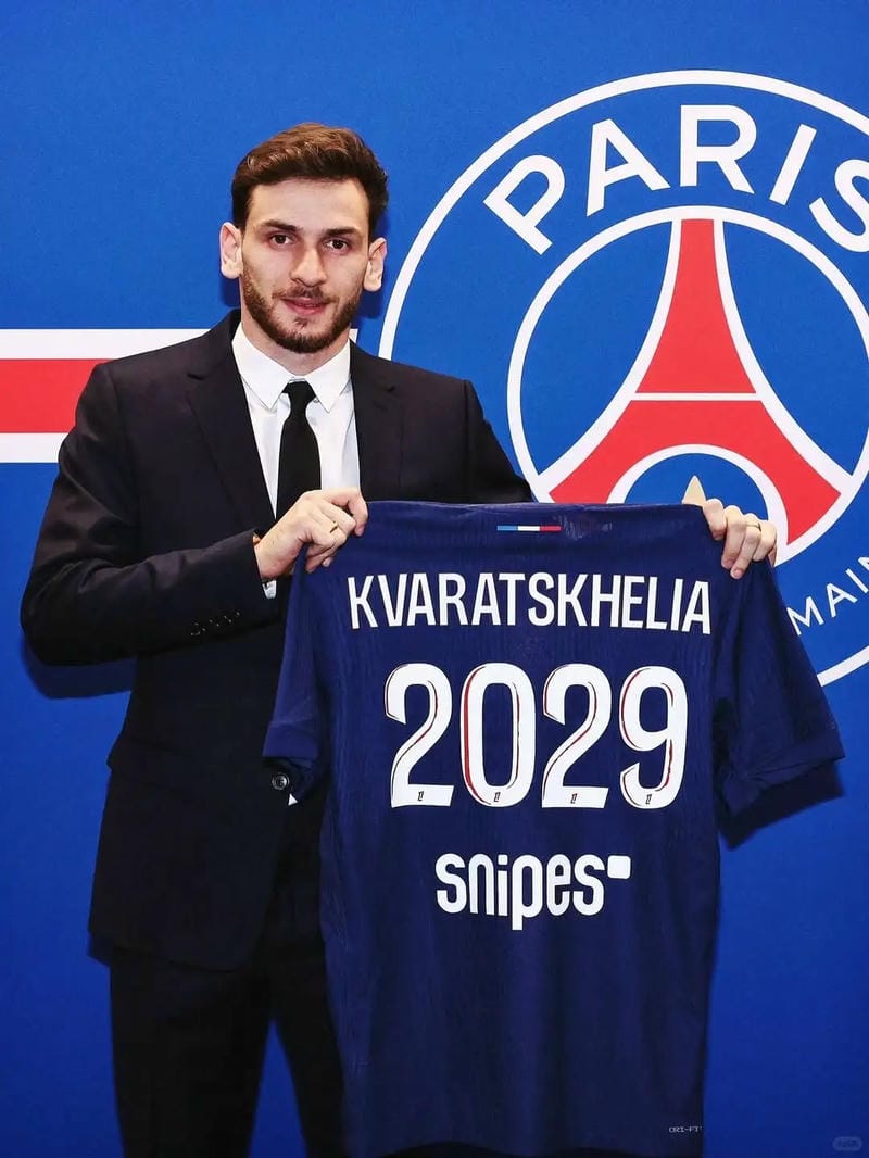 anh-khvicha-kvaratskhelia (38)