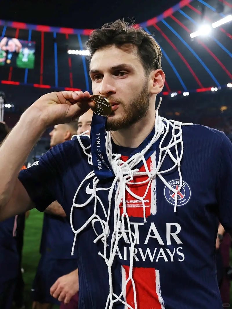 anh-khvicha-kvaratskhelia (40)