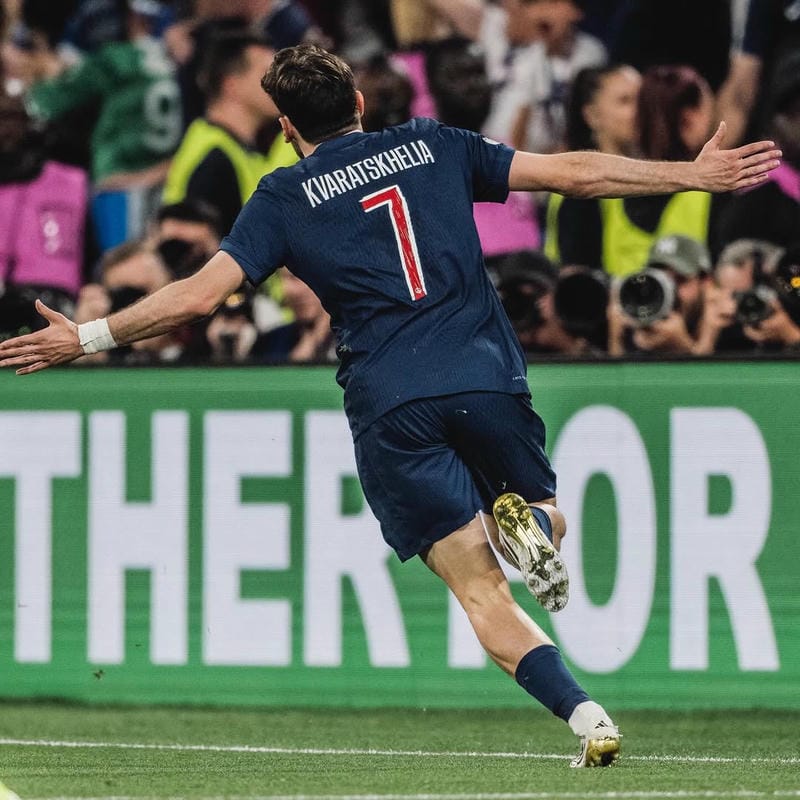 anh-khvicha-kvaratskhelia (6)