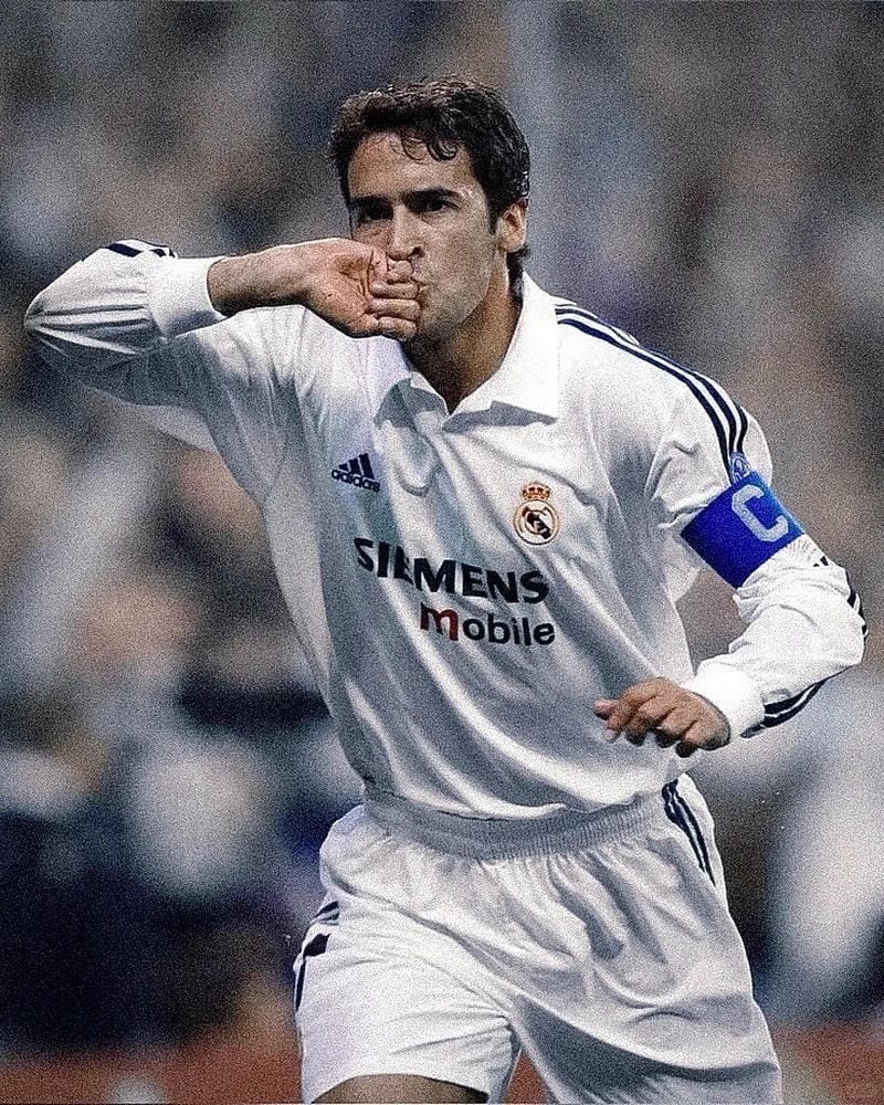 99+ Ảnh Raul Gonzalez cực hiếm tái hiện thời kỳ vàng của Real